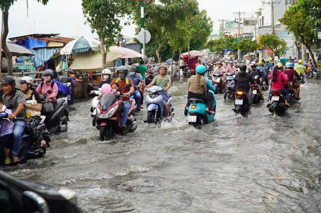 Chiều nay, triều cường đạt đỉnh, TPHCM vẫn mưa dông vào cuối tuần ảnh 1