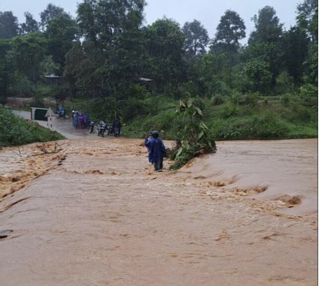 Nhiều ngầm, tràn qua suối ở Quảng Trị ngập sâu, chảy xiết