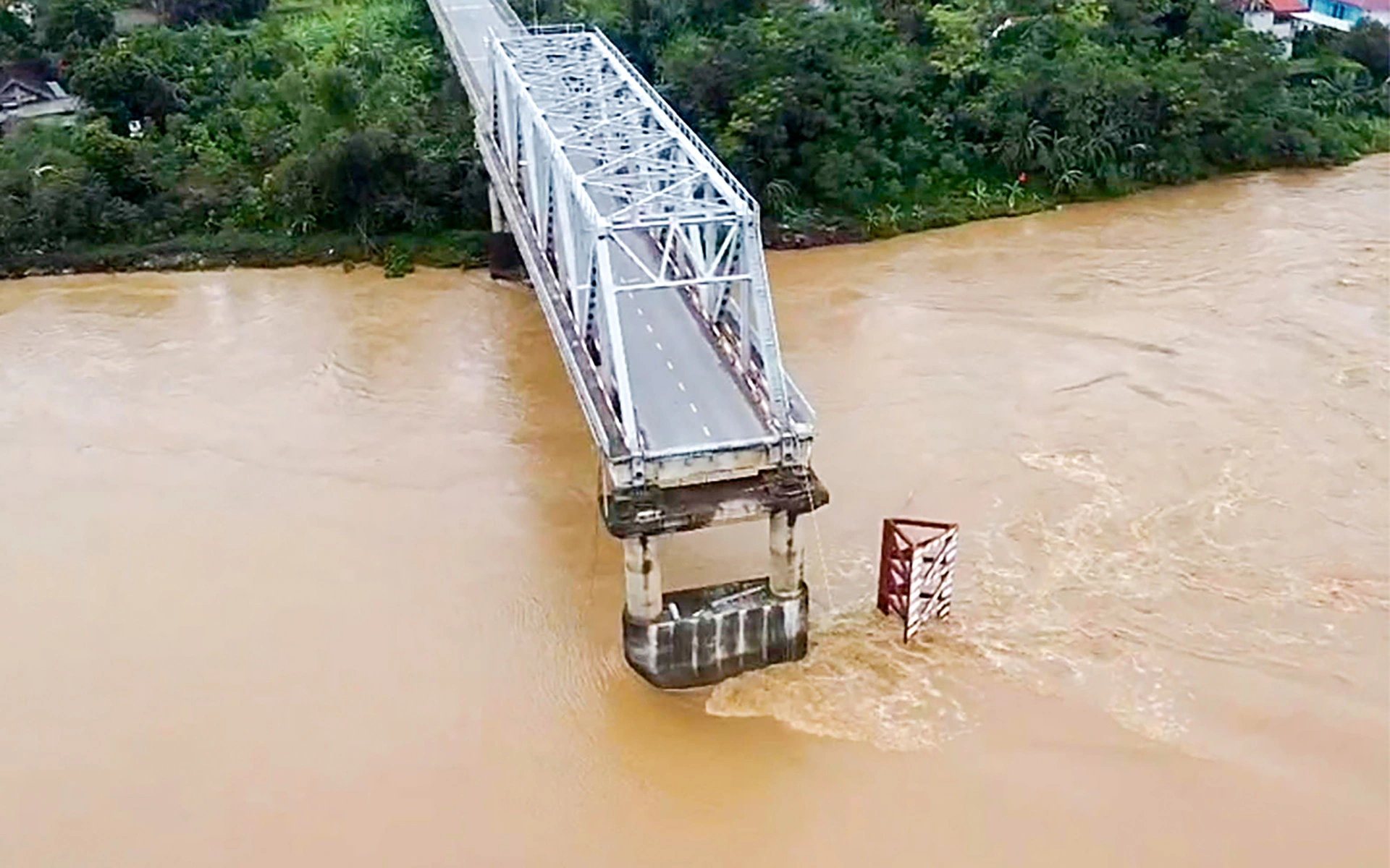 Sập cầu Phong Châu tại Phú Thọ, nghi có người và xe rơi xuống sông - Ảnh 1.