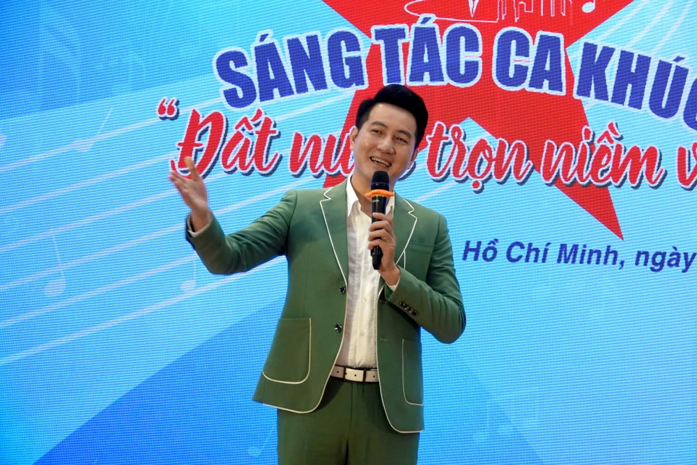 Ca sĩ Nguyễn Phi Hùng biểu diễn ca khúc "Thành phố trong tôi", một sáng tác mới của anh tham gia cuộc vận động sáng tác ca khúc "Đất nước trọn niềm vui". Ảnh: THÚY BÌNH