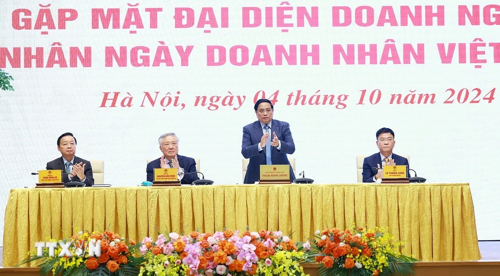 Thủ tướng Phạm Minh Chính gặp mặt đại diện doanh nghiệp nhân Ngày Doanh nhân Việt Nam (13/10). (Ảnh: Dương Giang/TTXVN)