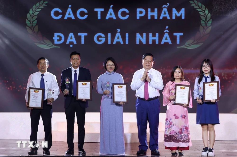 Trưởng Ban Tuyên giáo Trung ương Nguyễn Trọng Nghĩa, Phó Trưởng Ban Chỉ đạo 35 Trung ương trao giải Nhất cho các tác giả, nhóm tác giả. (Ảnh: Văn Điệp/TTXVN)