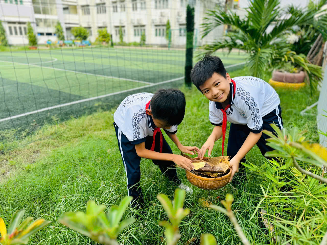 Lớp học được mở trong... căn tin, ngoài vườn trường- Ảnh 5.