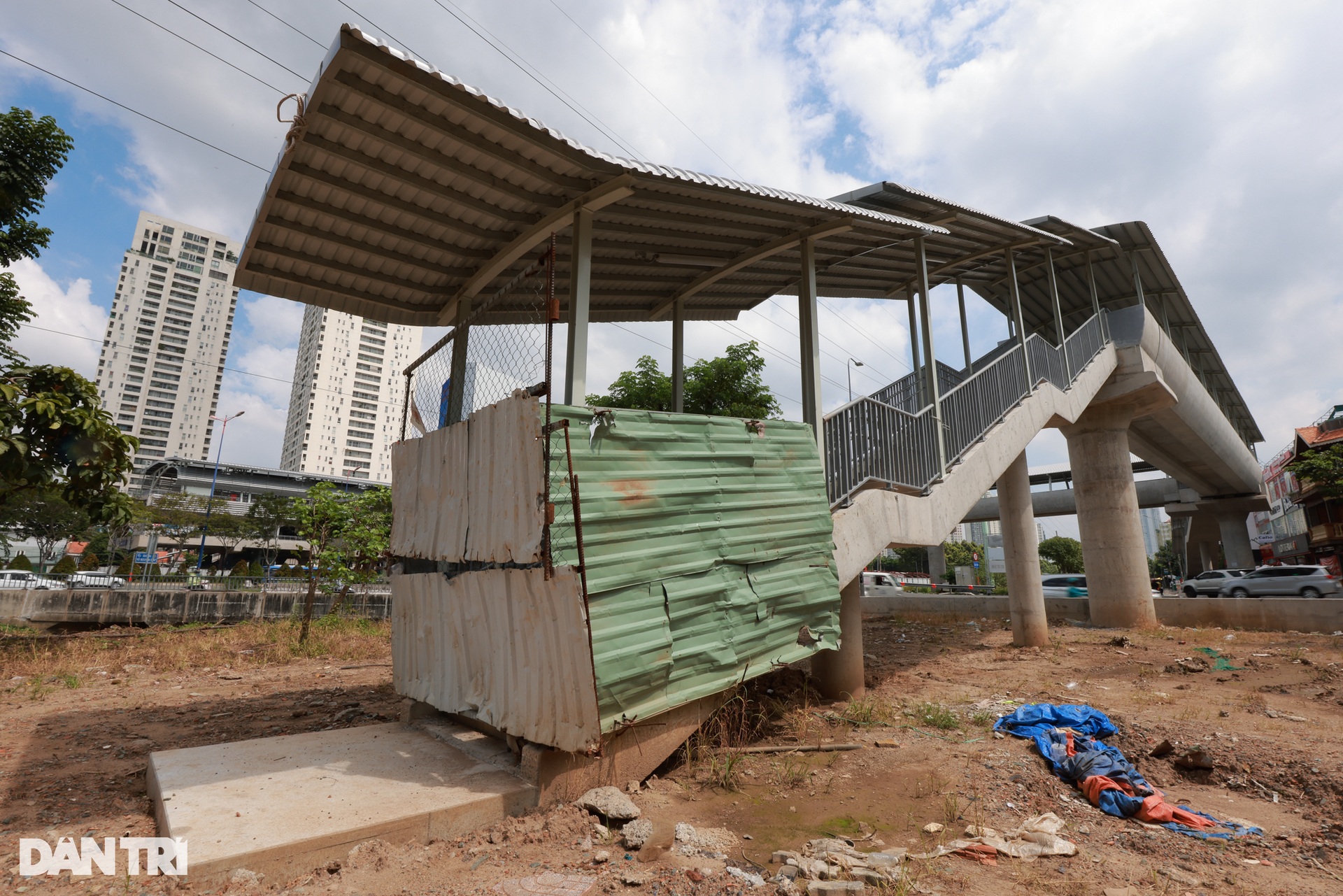 Diện mạo 9 cầu đi bộ kết nối nhà ga Metro số 1 vừa hoàn thành - 7