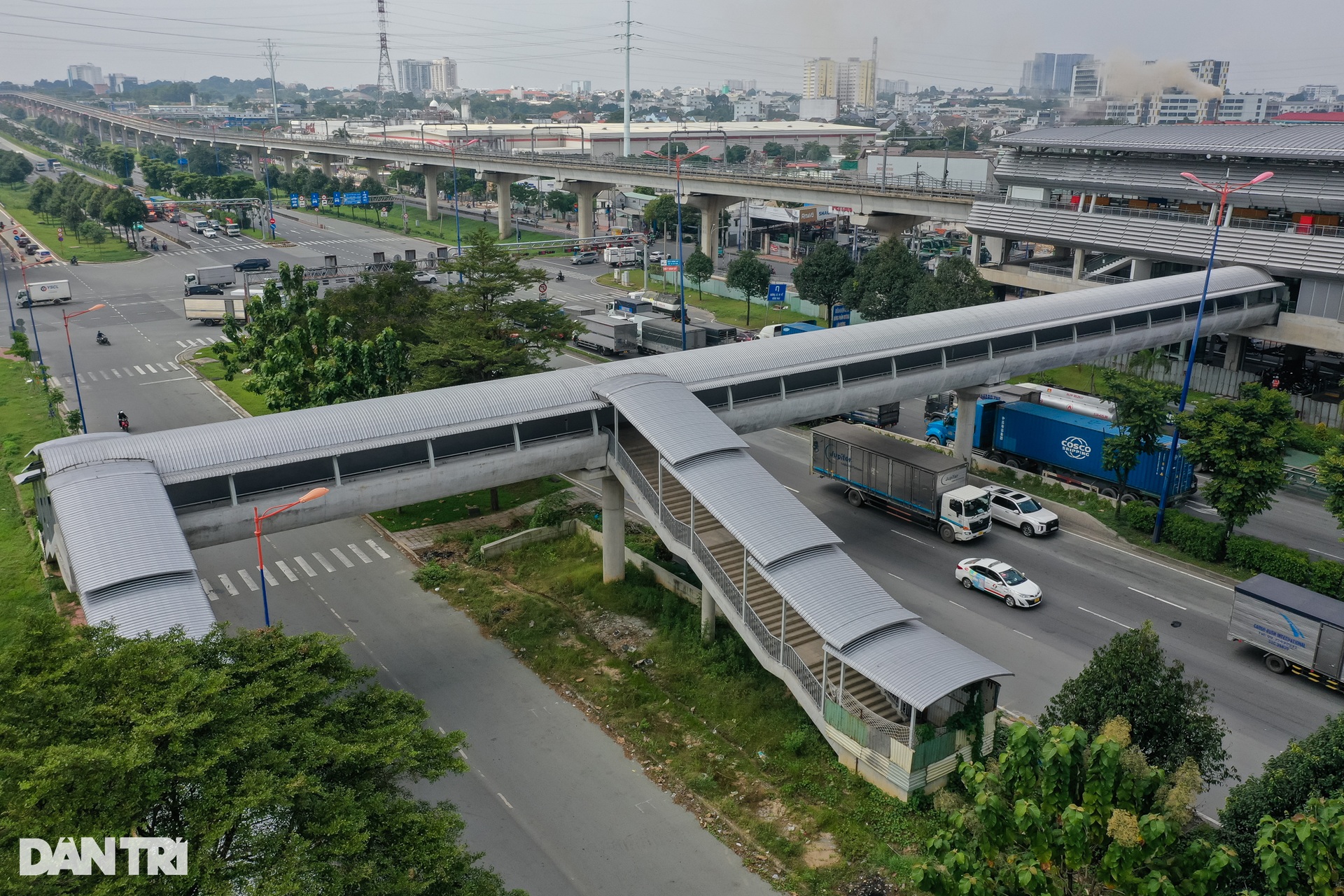 Diện mạo 9 cầu đi bộ kết nối nhà ga Metro số 1 vừa hoàn thành - 11