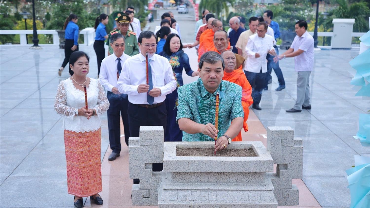 Đoàn đại biểu thắp hương cho các anh hùng liệt sĩ tại Nghĩa trang liệt sĩ tỉnh