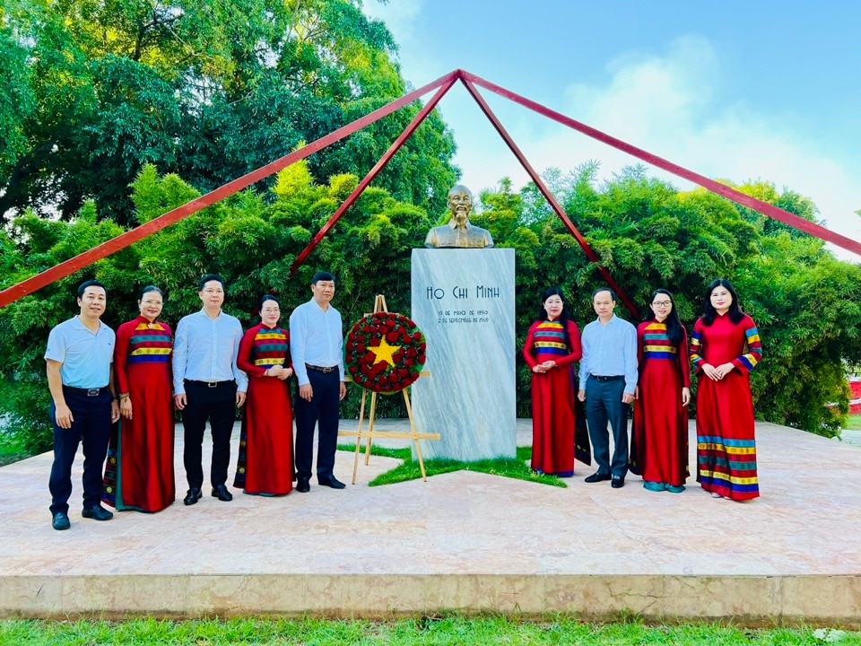 Đoàn đại biểu TP Hà Nội dâng hoa tại Tượng đài Chủ tịch Hồ Chí Minh trong Công viên mang tên Người ở Thủ đô La Habana (Cuba) 