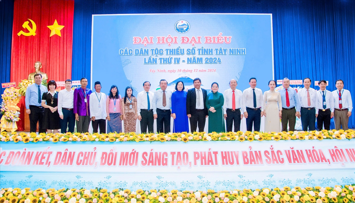 Đại diện lãnh đạo UBDT và tỉnh Tây Ninh chụp ảnh lưu niệm cùng Đoàn chủ tịch tại Đại hội 