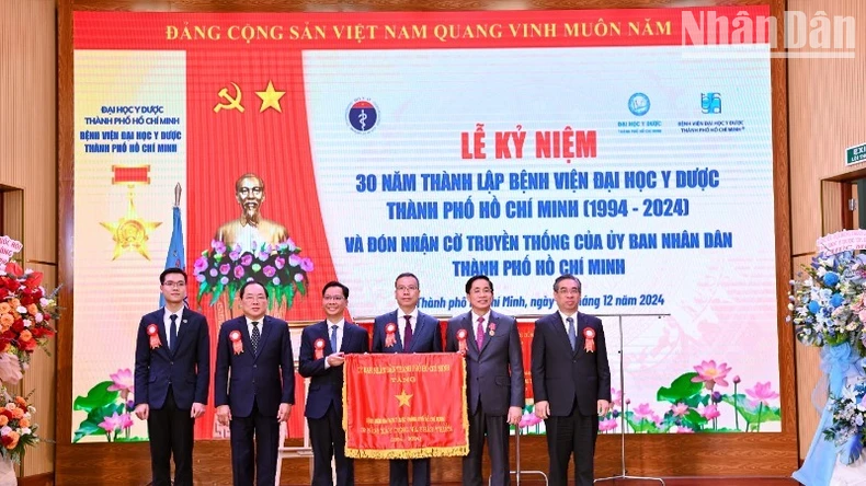 Bệnh viện Đại học Y dược TP Hồ Chí Minh nhận danh hiệu Anh hùng Lao động ảnh 3