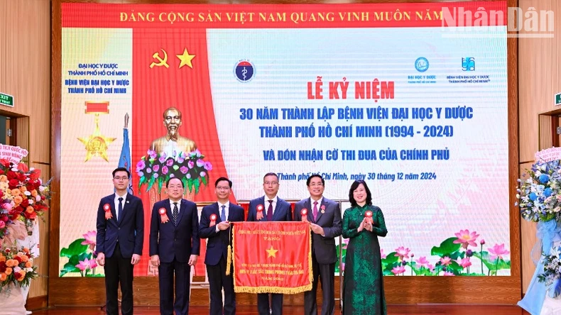 Bệnh viện Đại học Y dược TP Hồ Chí Minh nhận danh hiệu Anh hùng Lao động ảnh 1