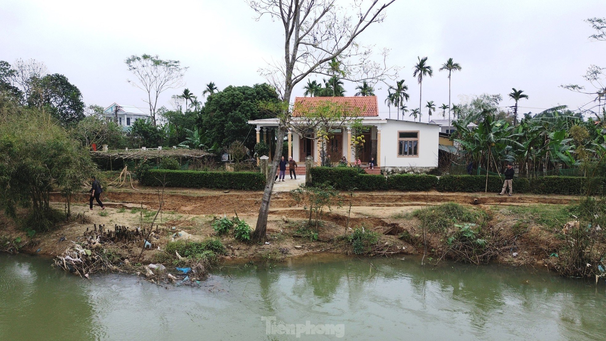 Sống sợ hãi bên bờ sông sụt vỡ ở Huế ảnh 9