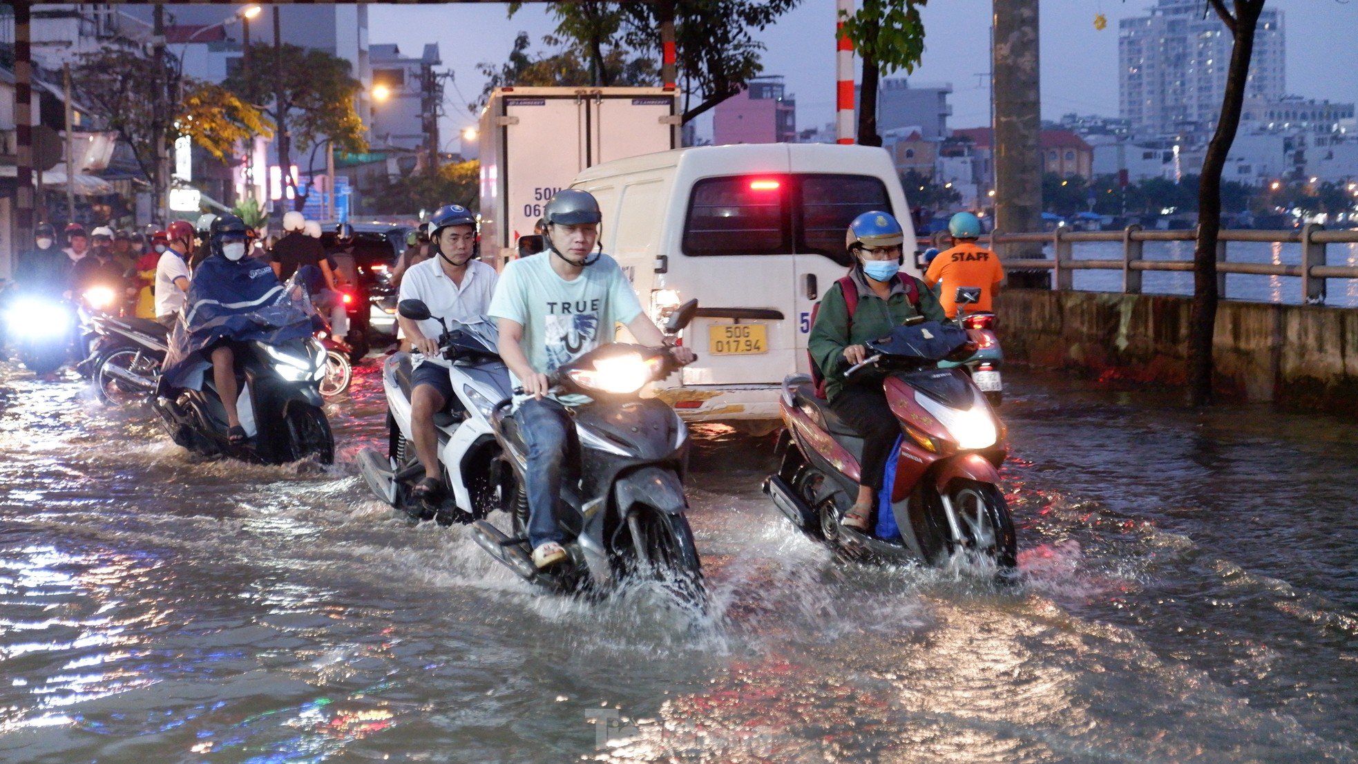 TPHCM khắp nơi kẹt xe, đường ngập sau cơn mưa trái mùa kết hợp triều cường rằm tháng Chạp ảnh 2