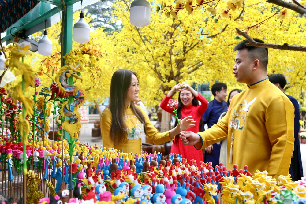 Tò he - một trò chơi dân gian mang tính khéo tay, sáng tạo. Ảnh: DŨNG PHƯƠNG