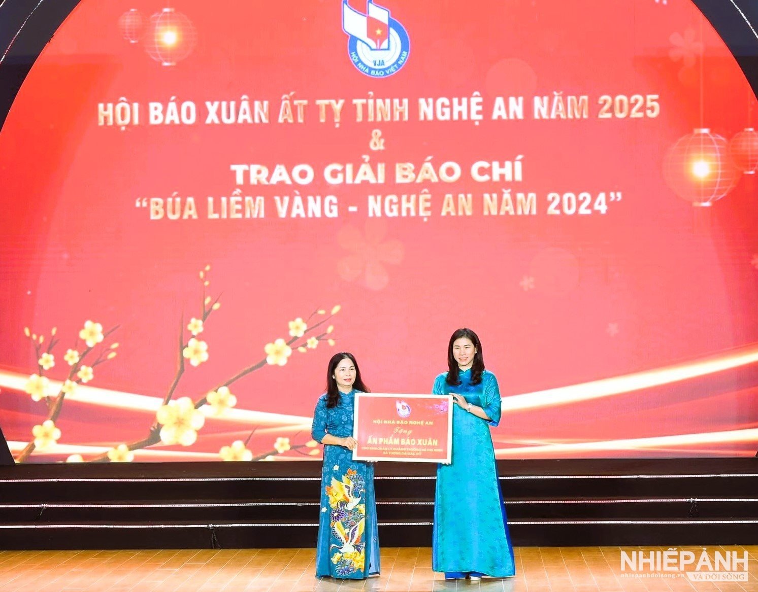 W_hoi-nha-bao-nghe-an-trao-tang-cac-an-pham-nay-cho-gian-trung-bay-bao-tet-tai-quang-truong-ho-chi-minh-thanh-pho-vinh..jpg