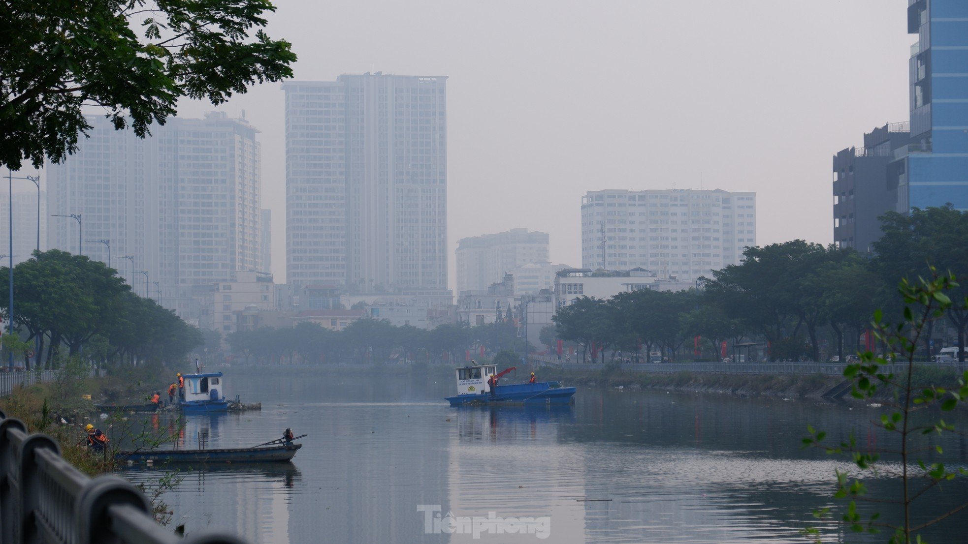 Bất ngờ trung tâm TPHCM hóa 'thành phố mù sương', mờ ảo như Đà Lạt ảnh 17