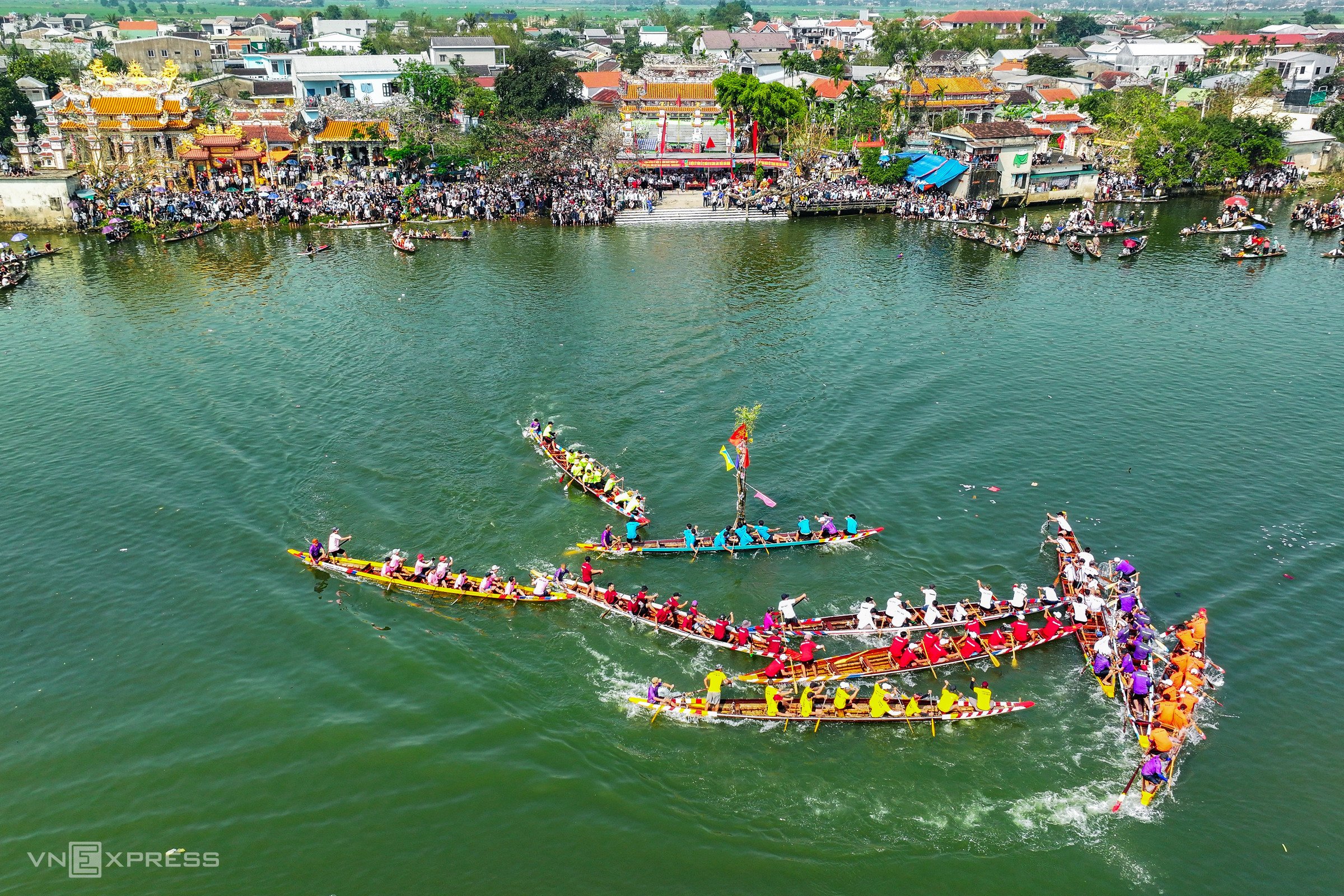 ការប្រណាំងទូកនៅទន្លេ Huong ទាក់ទាញមនុស្សរាប់ពាន់នាក់។