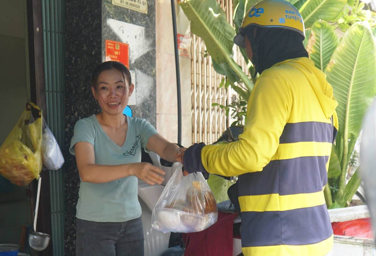 Bún bò từ lâu đã trở thành món ăn quen thuộc của không chỉ người dân TPHCM mà còn là điểm đến ẩm thực được nhiều du khách lựa chọn khi đến với Thành phố. Quán bún bò 14B (Quận 4, TPHCM) tuy không sở hữu không gian rộng rãi như nhiều quán khác, thế nhưng nhờ hương vị đậm đà, đặc trưng của món bún xứ Huế đã khiến nhiều thực khách vương vấn.