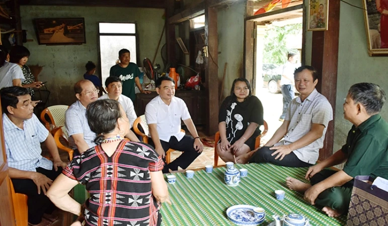 Les dirigeants de la province de Thua Thien Hue offrent de l'encens pour rendre hommage aux martyrs héroïques photo 3