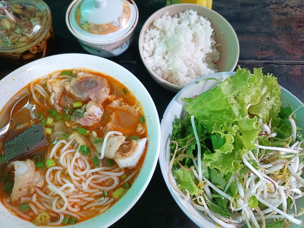 Bún bò cơm nguội và loạt đặc sản độc lạ xứ Huế