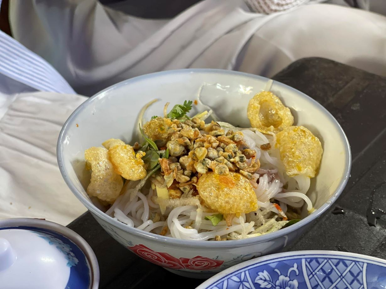 A popular restaurant serving Hue-style mussel rice, crowded with customers from morning to night.