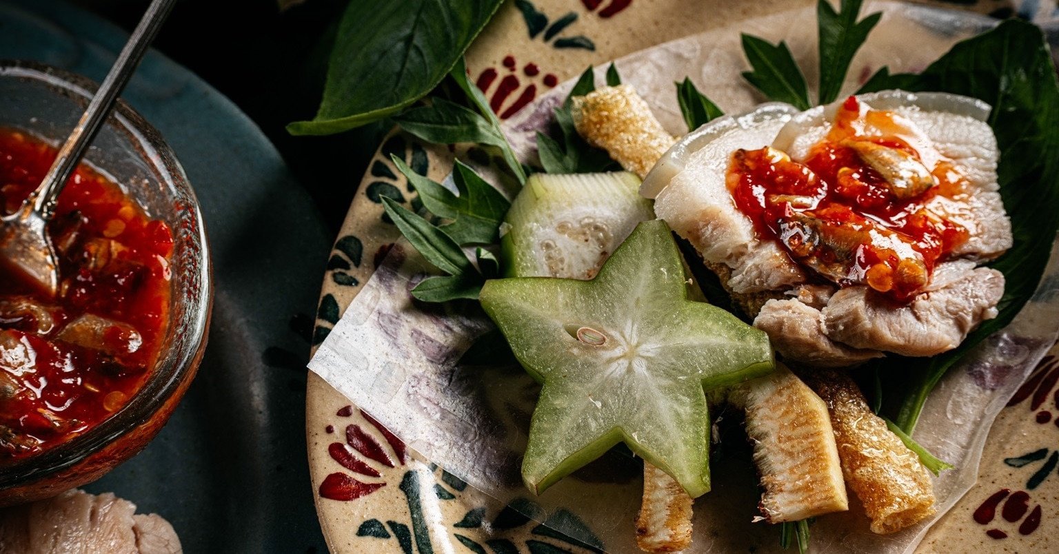 La spécialité de sauce de poisson n'est disponible qu'une fois par an à Hué, donc les clients « attendent » pour l'acheter et la congèlent pour la manger progressivement.