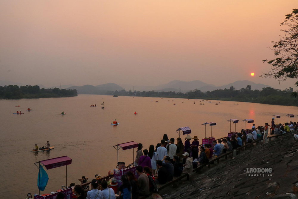 Chèo SUP, ăn tào phớ ngắm hoàng hôn “view triệu đô” ở Huế