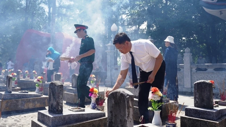 Les dirigeants de la province de Thua Thien Hue offrent de l'encens pour rendre hommage aux martyrs héroïques photo 1