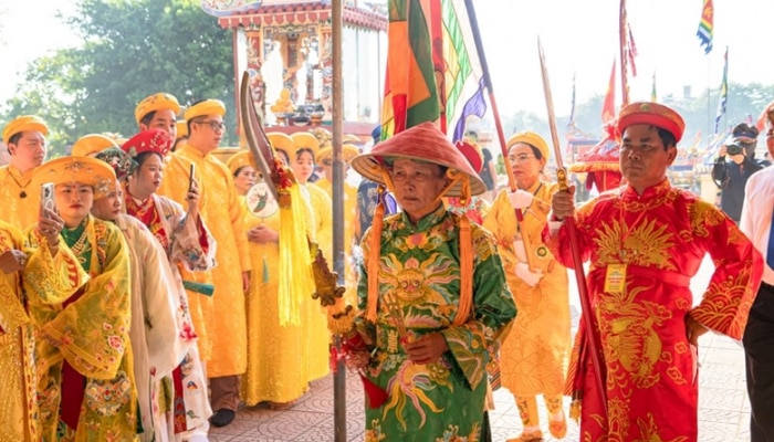 Des dizaines de milliers de personnes ont assisté à la cérémonie d'ouverture du festival du palais de Hue Nam.