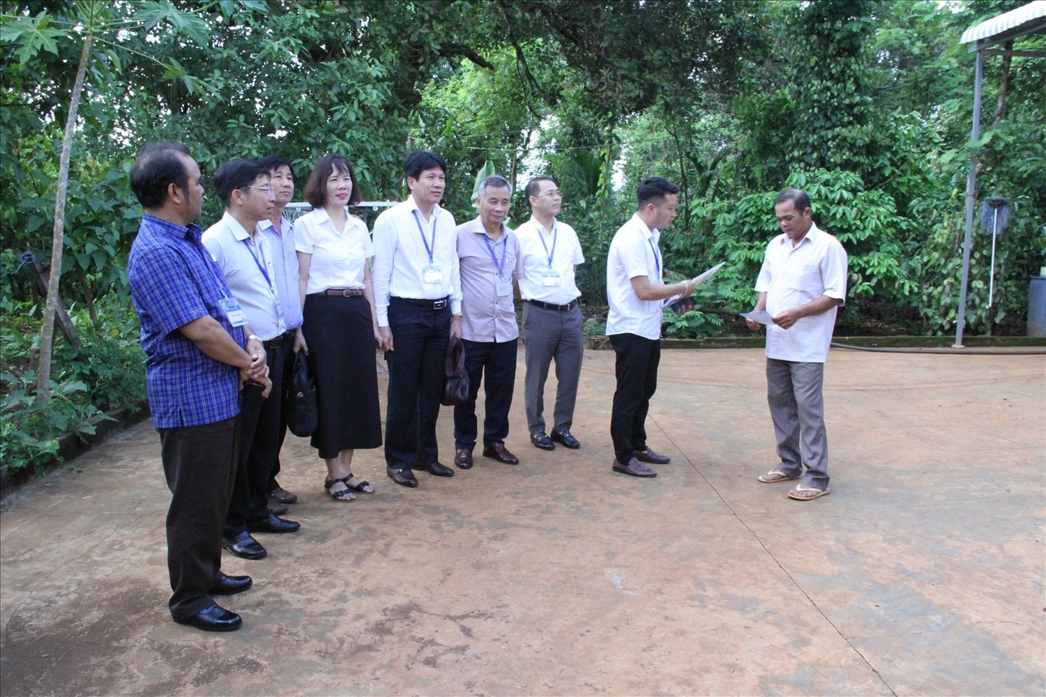 Đoàn giám sát Cục Thống kê tỉnh Đắk Lắk cùng điều tra viên đến hộ dân huyện Cư Kuin thực hiện điều tra, thu thập thông tin