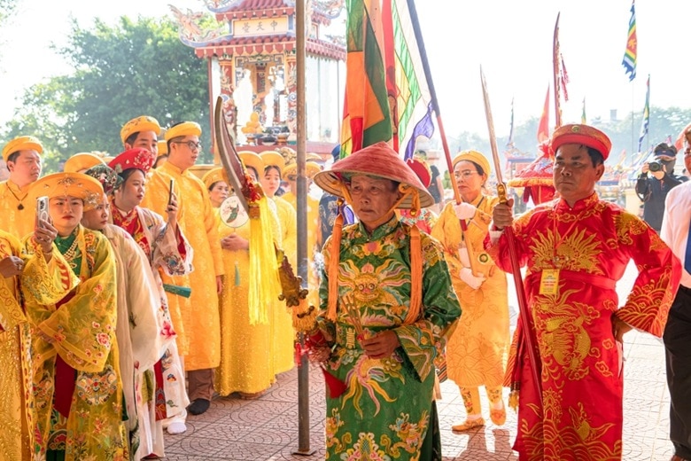 Des foules de gens au festival de Hue sur la photo 1