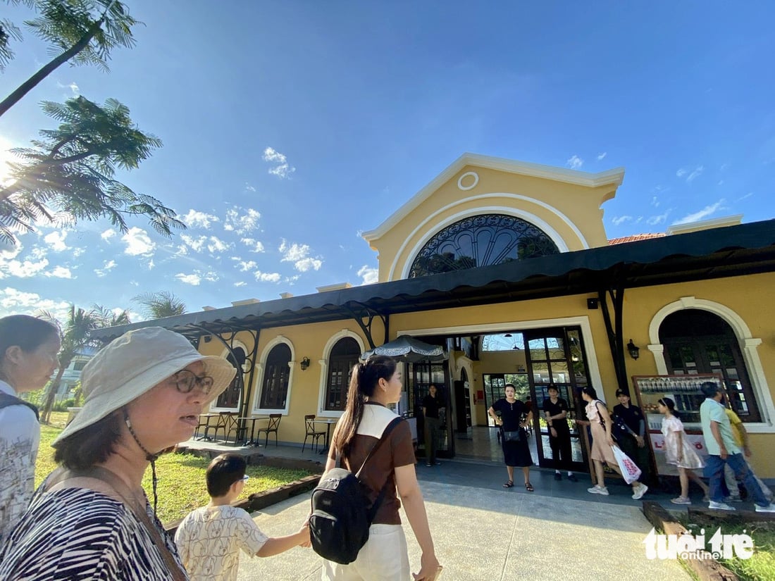 Los visitantes disfrutan de la parada temática "independencia" en la estación Lang Co