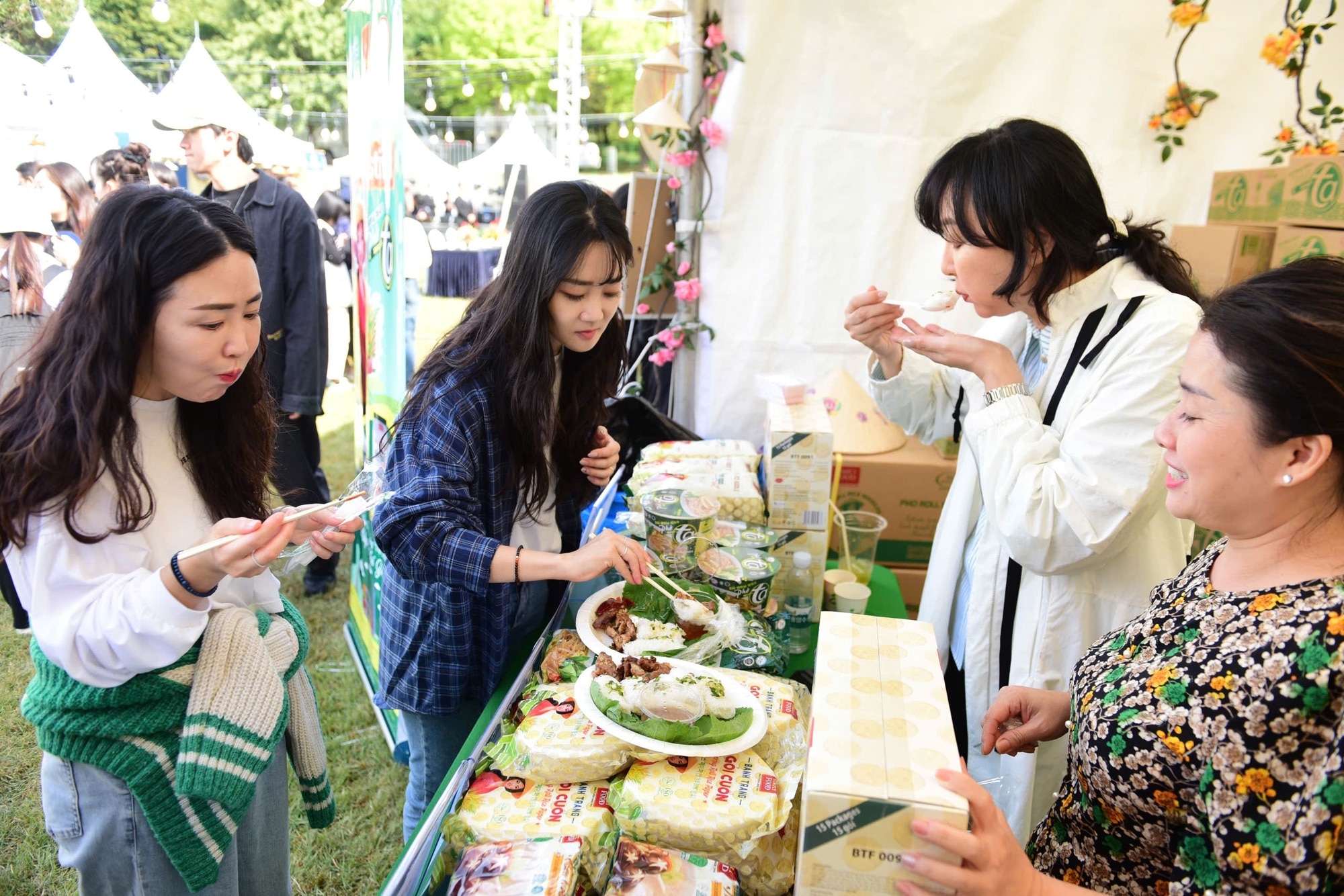 Vietnam Phở Festival 2024: Khách xếp hàng dài, bánh mì, chả giò cũng cháy hàng - Ảnh 4.