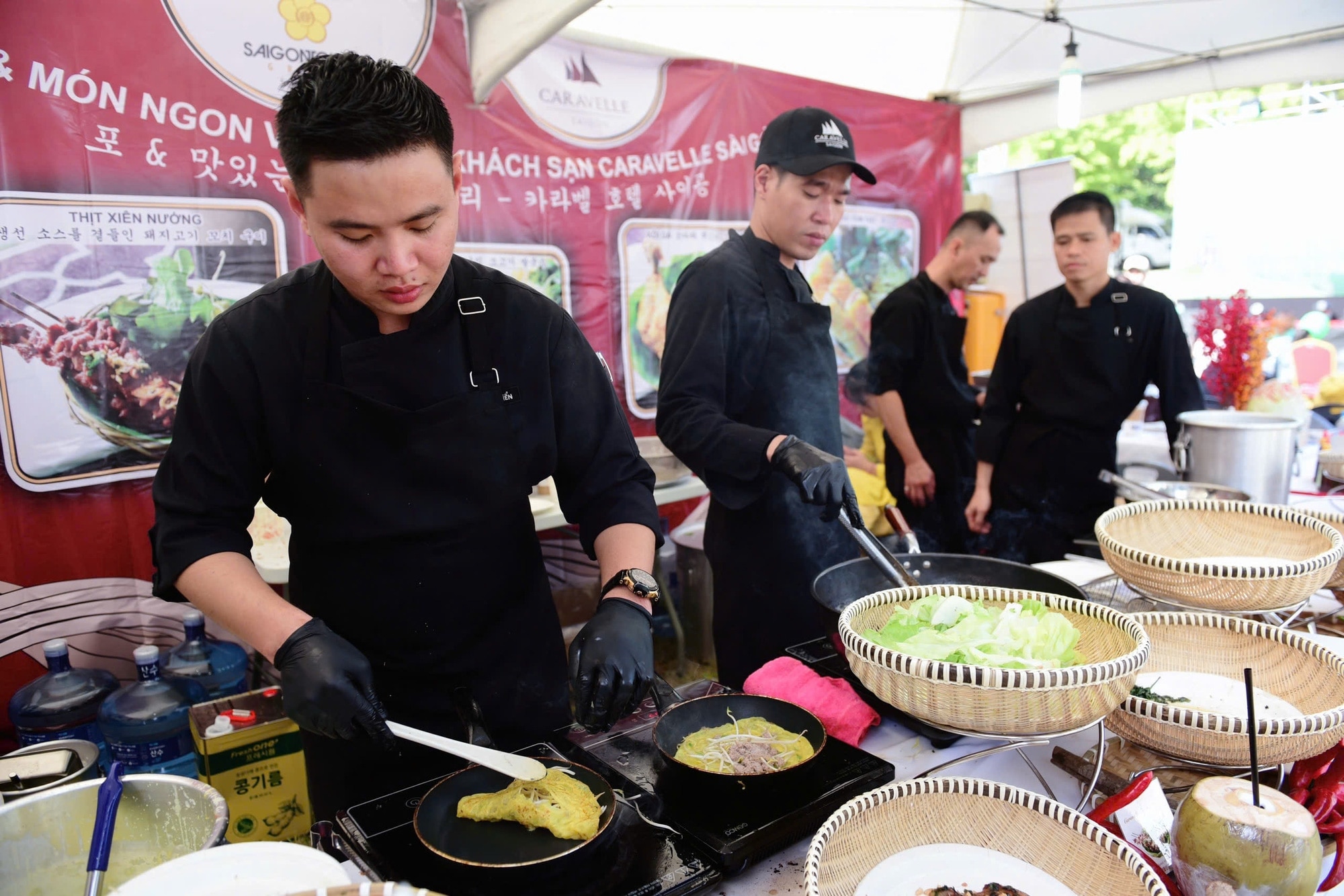 Vietnam Phở Festival 2024: Khách xếp hàng dài, bánh mì, chả giò cũng cháy hàng - Ảnh 8.