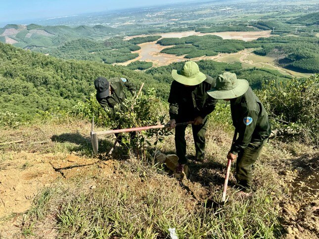 Thanh niên xây đường hoa lên núi hòn Vượn xứ Huế