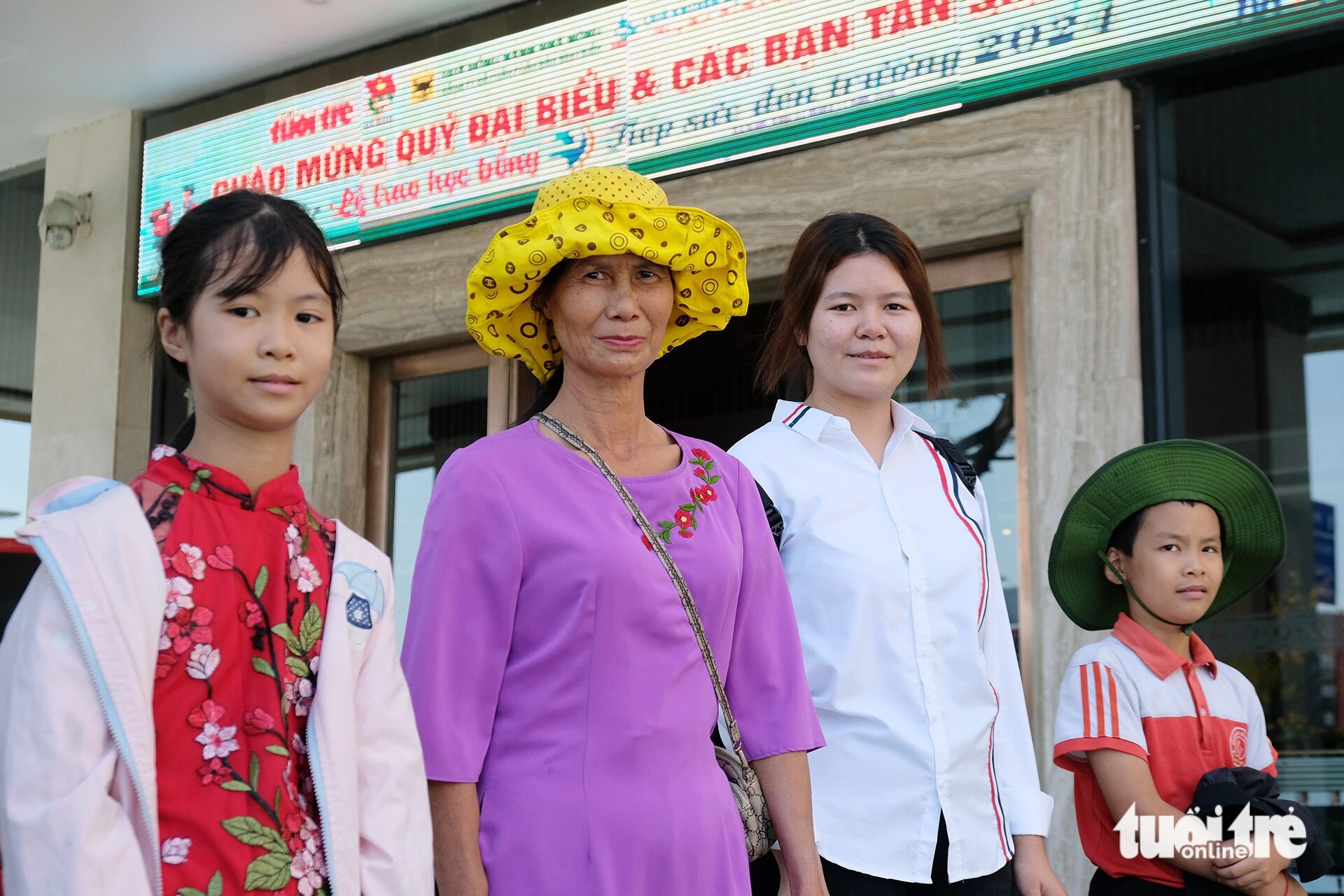 'Đi vay mấy ngân hàng mới nhập học được, cám ơn Tiếp sức đến trường nhớ đến cháu gái mồ côi của tôi' - Ảnh 3.