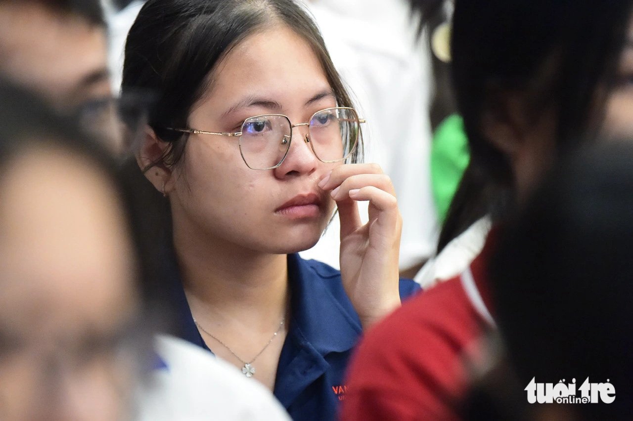 Mất cả cha mẹ, đi làm công nhân 3 năm kiếm sống, vẫn đậu ĐH Kinh tế TP.HCM, được tiếp sức đến trường - Ảnh 7.