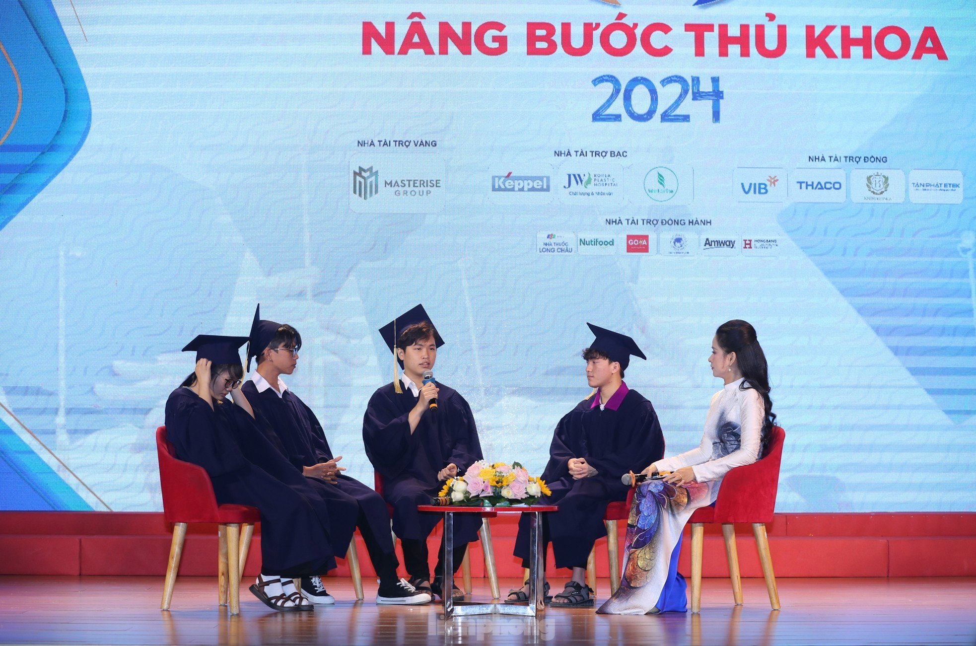 Toàn cảnh lễ trao học bổng Nâng bước Thủ khoa 2024 ảnh 5