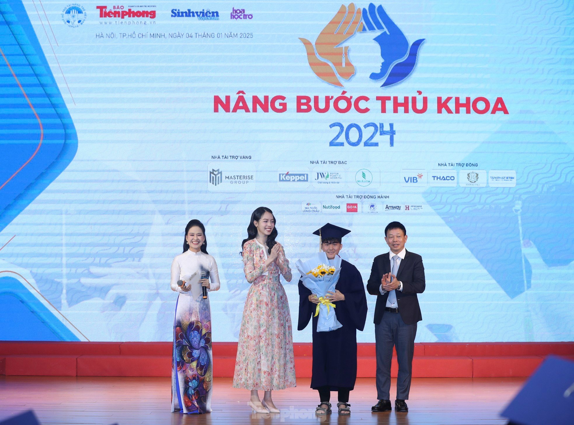 Toàn cảnh lễ trao học bổng Nâng bước Thủ khoa 2024 ảnh 9