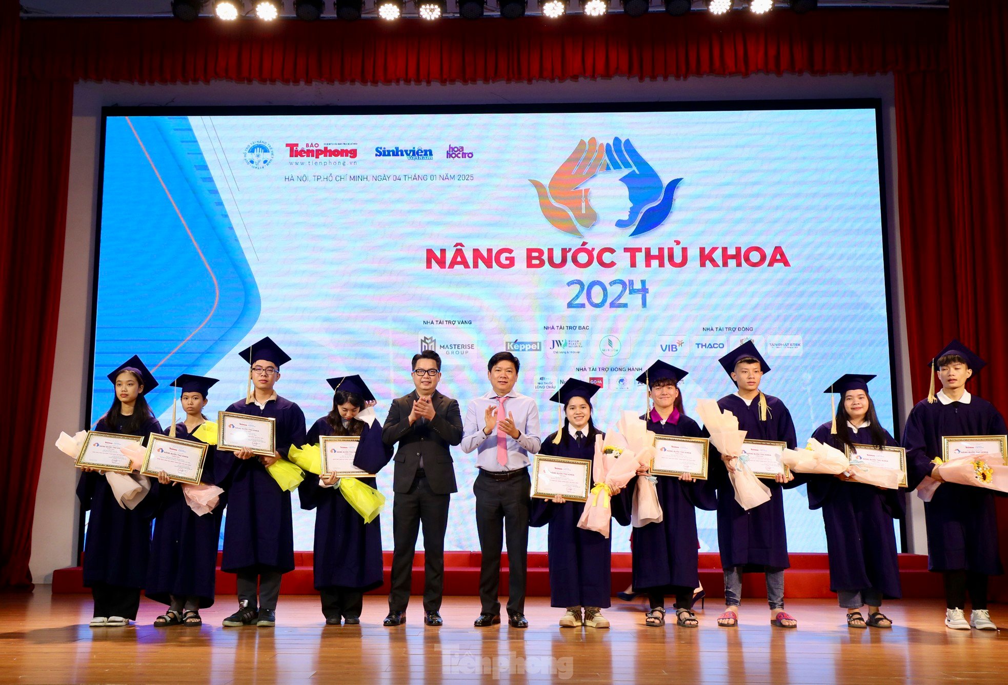 Toàn cảnh lễ trao học bổng Nâng bước Thủ khoa 2024 ảnh 12