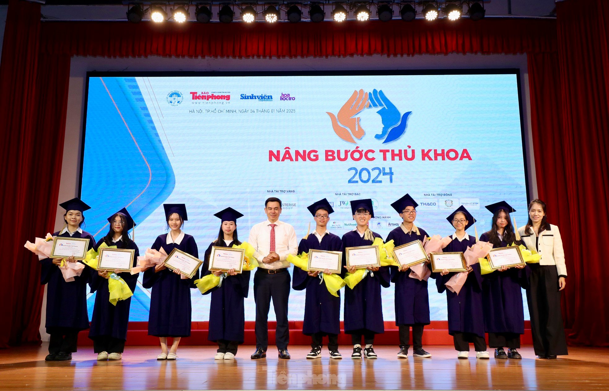 Toàn cảnh lễ trao học bổng Nâng bước Thủ khoa 2024 ảnh 13