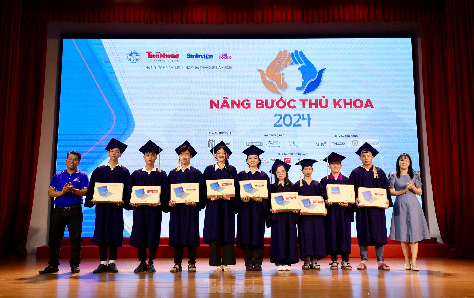 Toàn cảnh lễ trao học bổng Nâng bước Thủ khoa 2024 ảnh 20