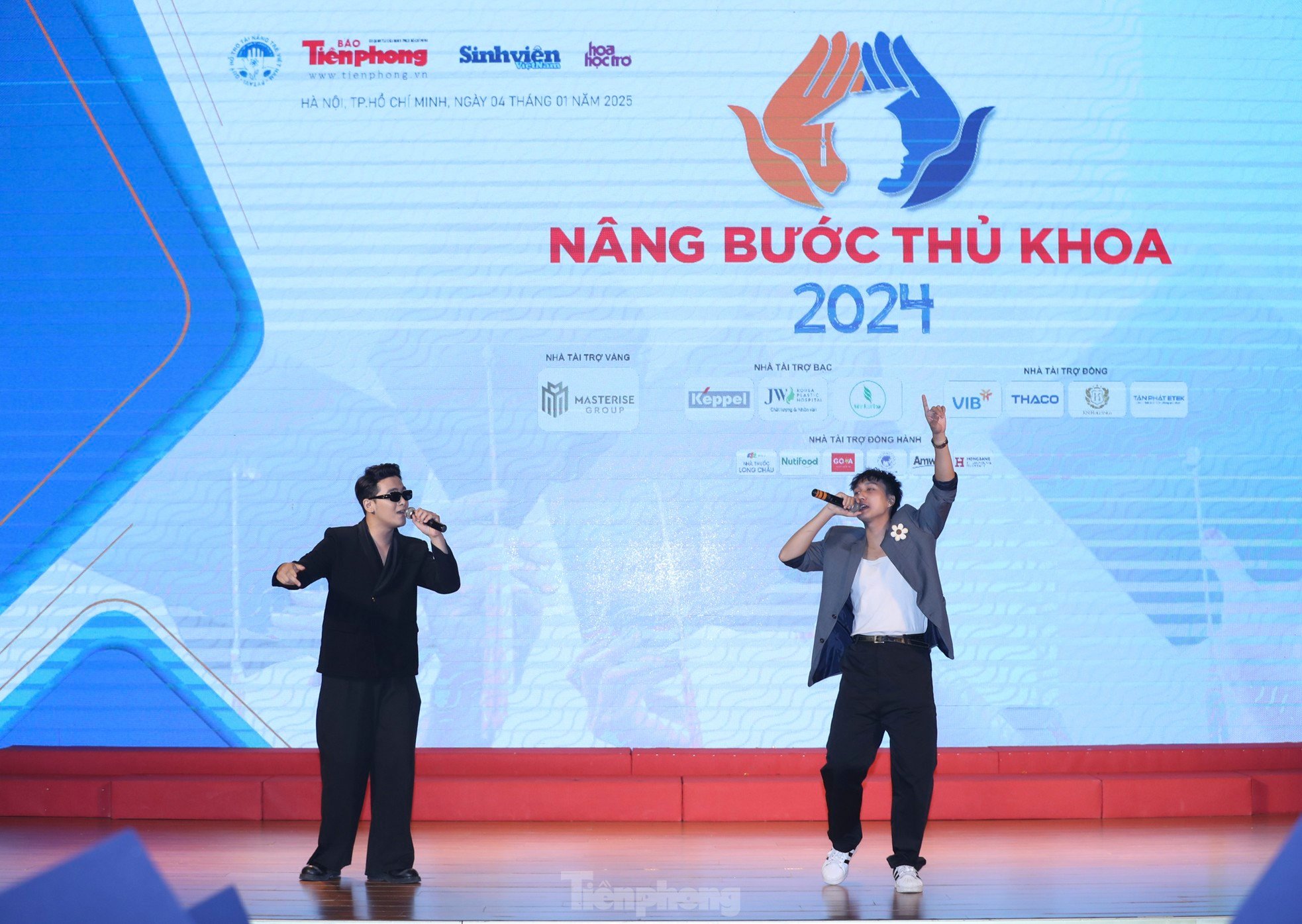 Toàn cảnh lễ trao học bổng Nâng bước Thủ khoa 2024 ảnh 23