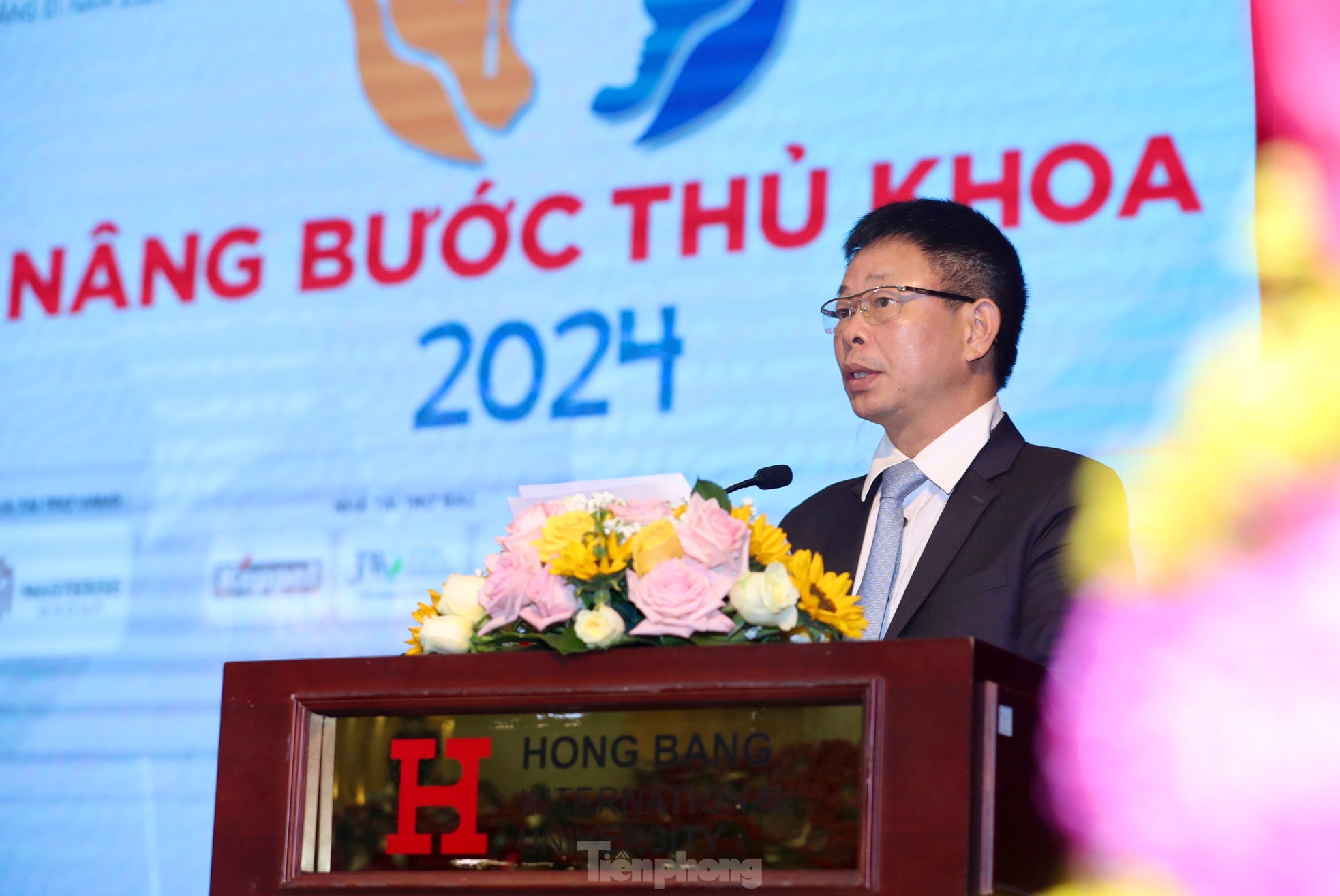 Toàn cảnh lễ trao học bổng Nâng bước Thủ khoa 2024 ảnh 1