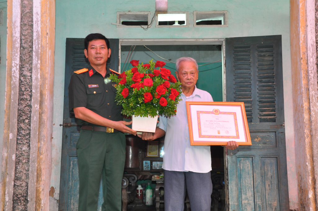 Đại tá Tô Thành Quyết, Ủy viên Ban Thường vụ Tỉnh ủy, Chỉ huy trưởng Bộ Chỉ huy Quân sự tỉnh trao Huy hiệu 70 năm tuổi Đảng tặng đảng viên Dương Văn Cống, Đảng bộ xã Văn Nhuệ