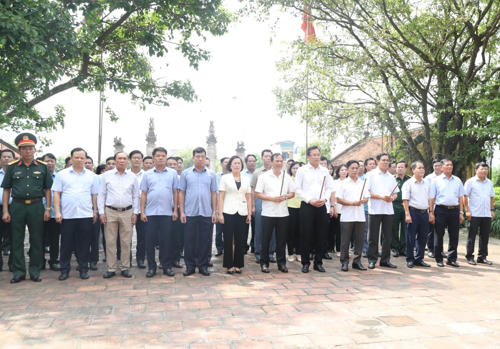 Các đại biểu dâng hương tại Khu di tích Hải Thượng Lãn Ông, thôn Liêu Xá, xã Liêu Xá (Yên Mỹ)