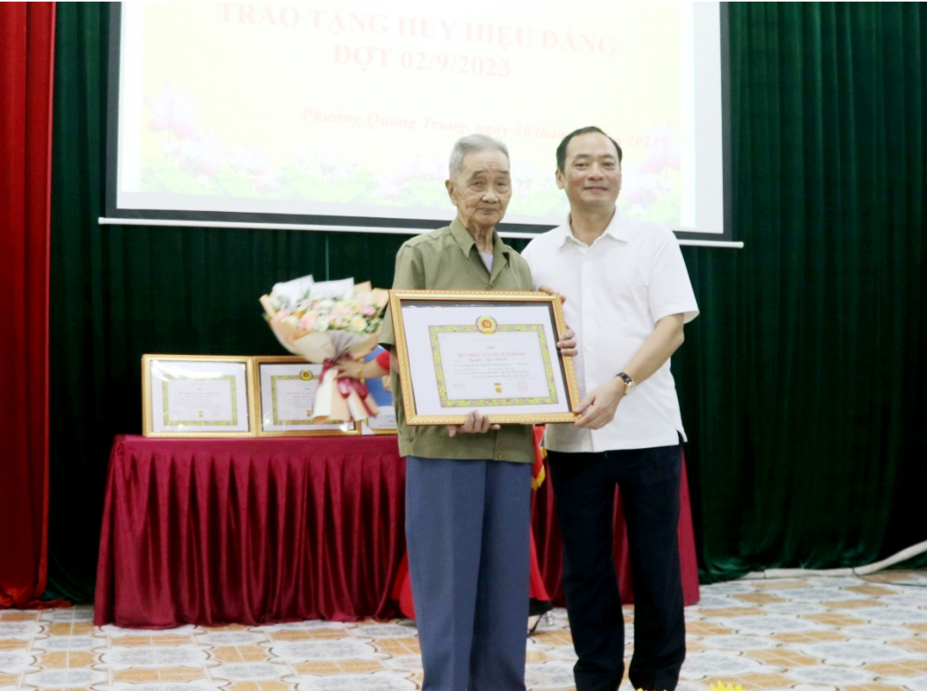 Đồng chí Trần Quốc Văn, Phó Bí thư Tỉnh ủy, Chủ tịch UBND tỉnh trao Huy hiệu 75 năm tuổi Đảng tặng đảng viên Nguyễn Ngọc Chính