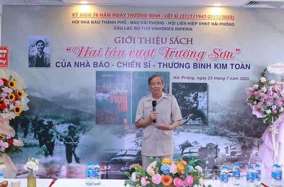 Nhà báo Kim Toàn - tác giả cuốn sách “Hai lần vượt Trường Sơn” phát biểu tại buổi giới thiệu sách. Ảnh TTXVN phát