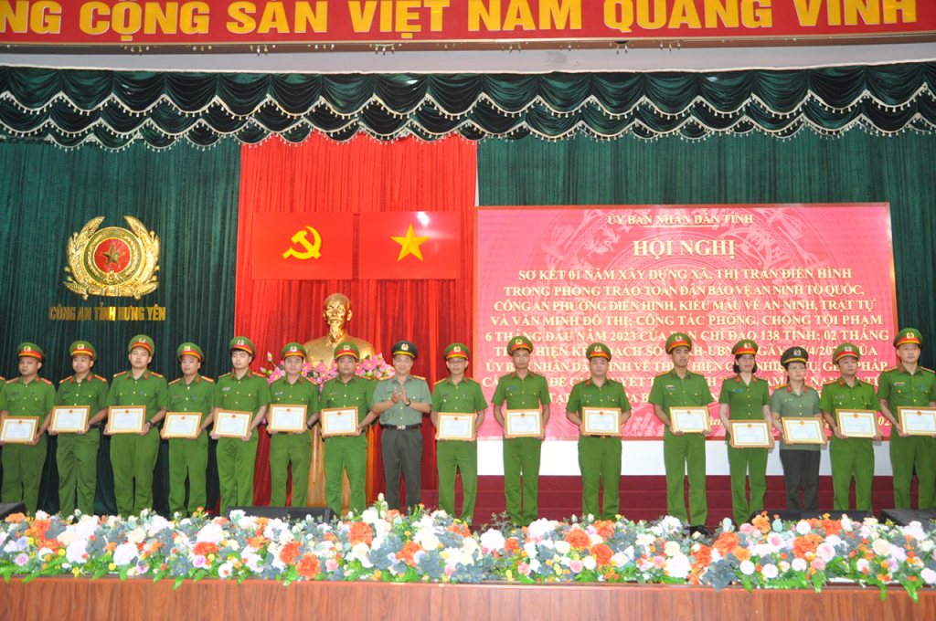 Đại tá Nguyễn Thanh Trường, Uỷ viên Ban Thường vụ Tỉnh uỷ, Giám đốc Công an tỉnh tặng giấy khen cho các cá nhân có thành tích trong xây dựng xã, thị trấn điển hình trong phong trào “Toàn dân bảo vệ an ninh Tổ quốc”, Công an phường điển hình, kiểu mẫu về ANTT và văn minh đô thị     