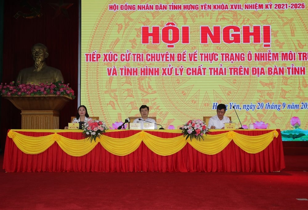 Các đồng chí Thường trực HĐND tỉnh chủ trì hội nghị