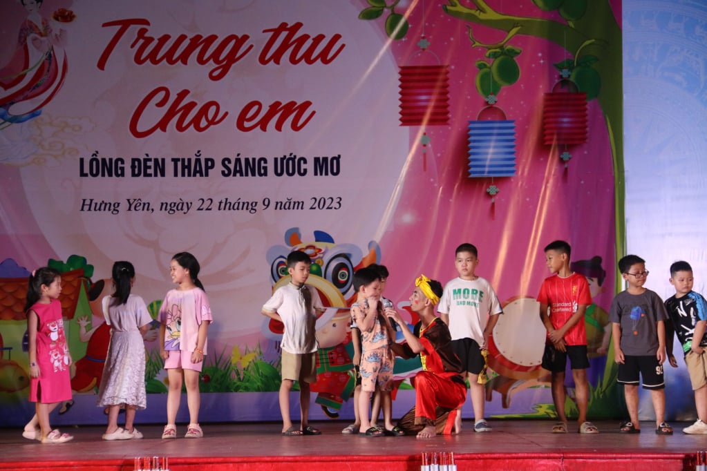 Các em thiếu nhi giao lưu, chơi trò chơi cùng chú Cuội trong đêm Trung thu.      